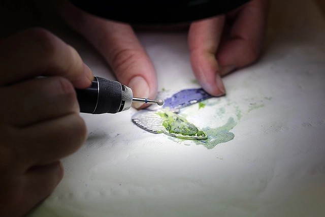 VanCleef-Emaille-Workshop-Butterfly-Cleaning.jpg VanCleef-Emaille-Workshop-Butterfly-Cleaning.jpg